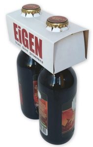 Minimalistische, bedrukte bierverpakking van vouwkarton, uitgevoerd als een duurzame 2-fles clip voor longneck flesjes bier. De basis is uitgevoerd in een matwitte kleur met de tekst "EIGEN bier door proevers" in rode, gestileerde letters. Een perfect voorbeeld van een gepersonaliseerde en milieuvriendelijke bierverpakking met een hoogwaardige bedrukking direct op het karton.