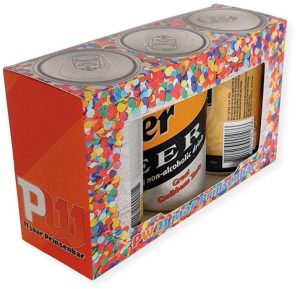 Rood kartonnen 3-pack doosje voor 33 cl blikjes alcoholvrij gemberbier (Ginger Beer) met een groot kijkvenster. De bovenzijde van de geschenkverpakking is volledig gesloten en voorzien van een realistische top-view bedrukking van drie blikjes. Hoogwaardige full-color offsetdruk door Drukkerij Van der Louw in Berkel en Rodenrijs, specialist in bier- en frisdrankverpakkingen voor de Benelux.