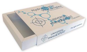 Productfoto van een premium witte dubbelwandige sleeve die over een bijbehorende witte schuifdoos glijdt voor Universal Mesoexpert. De verpakking voor het 'Hydractive Vitacomplex' is uitgevoerd met een minimalistisch en klinisch design, gebruikmakend van blauwe en grijze grafische elementen die moleculaire verbindingen en een dradenkruis-target symboliseren. De sleeve is afgewerkt met luxe veredelingstechnieken zoals spot-UV lak en zilverfolie op het logo, wat zorgt voor een subtiele glans en een tastbaar reliëf. De dubbelwandige constructie van de schuifverpakking biedt extra dikte en stevigheid aan de randen, wat een gevoel van medische kwaliteit en exclusiviteit geeft. Deze op maat gemaakte kartonnen huls is specifiek ontwikkeld voor de farmaceutische en esthetische industrie door Drukkerij Van der Louw.