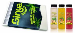 Luxe witte schuifdoos op maat voor 10 flesjes, voorzien van een donkerblauwe sleeve met het groene Ginya Drinks logo en palmbladeren. Rechts naast de deels geopende drankverpakking staan drie slanke 200ml glazen flessen in de smaken Natural, Mango en Strawberry. Deze gepersonaliseerde verpakking is in eigen drukkerij in Berkel en Rodenrijs geproduceerd met Cradle to Cradle gecertificeerde inkt en 100% groene stroom.