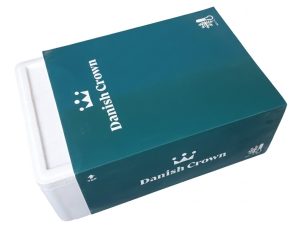 Donkergroene bedrukte kartonnen sleeve voor een witte EPS-box van Danish Crown, speciaal ontwikkeld voor diepvries en gekoeld transport. Deze stevige wikkelverpakking met wit logo en koel-icoon is geproduceerd door Drukkerij Van der Louw in Berkel en Rodenrijs, leverbaar vanaf 50 tot 10.000+ stuks voor de internationale vlees- en foodindustrie.