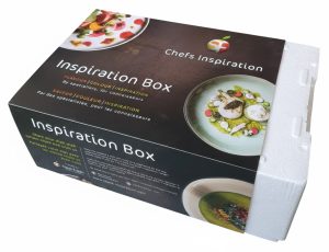 Luxe bedrukte kartonnen sleeve voor een EPS Inspiration Box, geschikt voor diepvries en gekoeld transport. Deze schuimdoos-wikkel met full-color culinaire fotografie is geproduceerd door Drukkerij Van der Louw in Berkel en Rodenrijs, leverbaar vanaf 50 tot 10.000+ stuks voor de professionele foodsector in NL en BE.