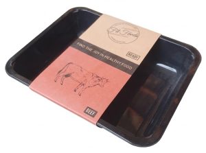 Vrijstaande zwarte kunststof maaltijdbak voorzien van een op maat bedrukte kartonnen maaltijdsleeve voor meal prep. De wikkel van Fit Foods heeft een duurzame kraft uitstraling en toont de 'Beef' variant. Een perfect voorbeeld van voordelig sleeves bedrukken voor de foodsector waarbij smaken worden gecombineerd via versiewissels.