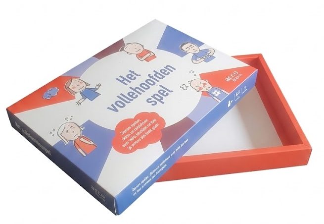 Een professionele productfoto van het op maat gemaakte bordspel 'Het vollehoofden spel', geproduceerd door Acco Learn en gedrukt door Drukkerij Van der Louw in Berkel en Rodenrijs. De stevige kartonnen doos is schuin van boven gefotografeerd tegen een strakke witte achtergrond, waarbij het deksel opengeklapt is. Het ontwerp is uitgevoerd in een frisse rood-witte kleurstelling met paarsblauwe accenten. Op het deksel is de titel 'Het vollehoofden spel' duidelijk leesbaar, vergezeld van vijf kleurrijke, getekende kindergezichtjes met verschillende uitdrukkingen en iconen. Deze full-color bedrukte spelverpakking toont de hoogwaardige afwerking met scherpe vouwlijnen en een doordachte constructie, perfect voor educatieve en therapeutische toepassingen.