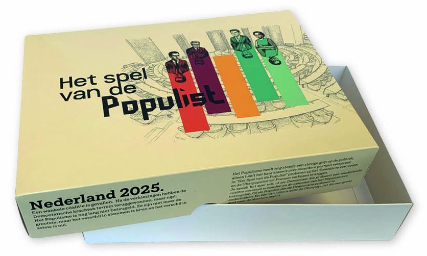Een hoogwaardige, op maat gemaakte A4-spelverpakking met los deksel (stulpdoos) voor 'Het spel van de Populist', geproduceerd door Drukkerij Van der Louw. Het crèmekleurige deksel is schuin op de witte bodem geplaatst tegen een lichte achtergrond. De verpakking toont een gedetailleerde illustratie van de Tweede Kamer met kleurrijke grafieken en getekende figuren in rood, oranje, groen en blauw. De titel 'Het spel van de Populist' en de tekst 'Nederland 2025' zijn scherp bedrukt in een modern zwart lettertype. Deze stevige, full-color kartonnen doos is een voorbeeld van professioneel drukwerk en vakmanschap, ideaal voor complexe bordspellen en educatieve projecten die een luxe uitstraling vereisen.