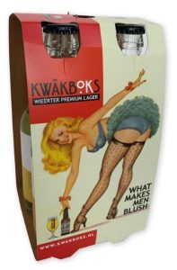 Unieke, bedrukte 33cl bierverpakking van stevig, natuurlijk bruin vouwkarton, uitgevoerd als een 4-pack houder voor flesjes met een opvallend pin-up girl design. De basis is uitgevoerd in een crème-gele kleur met een rode banner aan de bovenkant voorzien van de tekst "KWÂKBOKS" en "WIEEËRTER PREMIUM LAGER" in witte, gestileerde letters. De zijkant toont het pin-up girl design met de tekst "WHAT MAKES MEN BLUSH" en "PROOVEN IS BELEVEN". Het interieur is van naturally bruin Kraft karton. Een perfect voorbeeld van een gepersonaliseerde 33cl 4-pack flesverpakking met hoogwaardige bedrukking direct op het vouwkarton, ontworpen om de bieretiketten direct zichtbaar te maken in het schap.