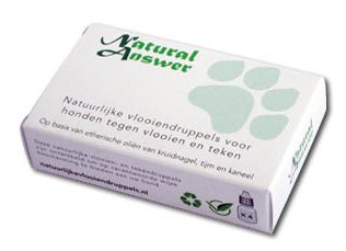 Bedrukte veterinaire verpakking: wit kartonnen doosje van Natural Answer voor natuurlijke vlooiendruppels tegen vlooien en teken bij honden, met een lichtgroene pootafdruk en pipet-icoon.