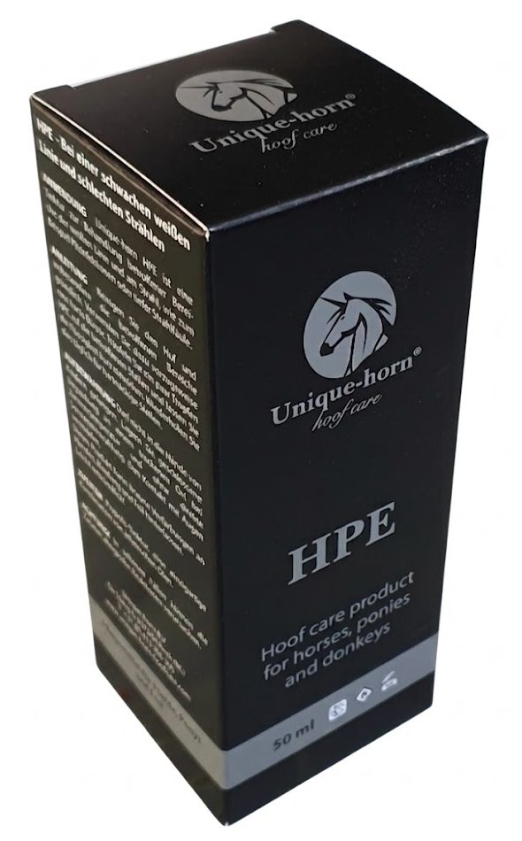 Vrijstaand rechtopstaand zwart productdoosje voor Unique-horn HPE paardenverzorging. Kartonnen vouwdoosje met een strakke zilverkleurige bedrukking van het logo met een paardenhoofd en gedetailleerde Duitse gebruiksaanwijzing op de zijkant.