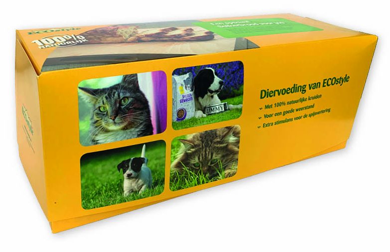Grote, rechthoekige bedrukte diervoeding verpakking van stevig, gecoat vouwkarton in een opvallende warmgele kleur voor het merk ECOstyle. Op de voorzijde van de doos bevindt zich aan de linkerkant een strakke fotocollage van vier afgeronde, rechthoekige vlakken in een twee-bij-twee indeling: linksboven een close-up van een cyperse huiskat, rechtsboven een zwart-witte hond zittend in het gras naast een zak diervoeding en een metalen voerbak met de naam