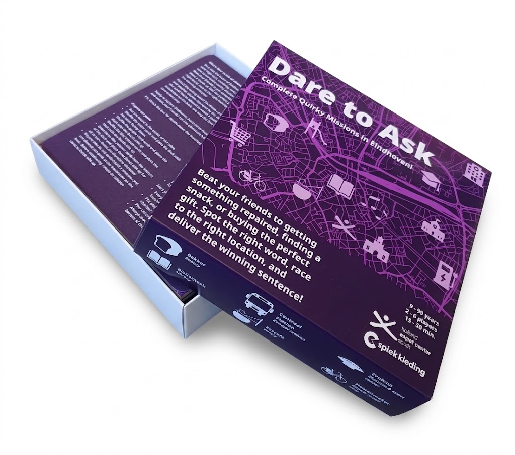 Luxe op maat bedrukte speldoos 17x17x4 cm met los deksel en bodem, getoond met een passend vierslag gevouwen spelbord voor het spel 'Dare to Ask'. De paarse doos heeft een scherpe witte bedrukking van een stadskaart en typografie, geproduceerd in eigen drukkerij in Berkel en Rodenrijs. Dit voorbeeld van hoogwaardig grafisch vakmanschap sinds 1966 is gedrukt met Cradle to Cradle inkt op duurzaam karton, beschikbaar vanaf 50 stuks voor de Nederlandse en Belgische markt.