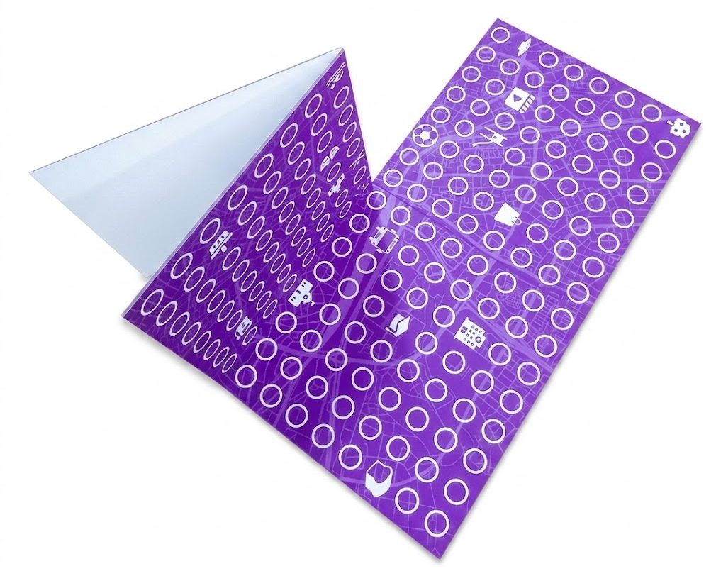 Vierkant paars spelbord van bedrukte-doosjes.nl, 320x320 mm vierslag gevouwen maar 160x160 mm voor een compacte speldoos. Het karton van het spelbord is 2 mm dik. De gedetailleerde stadskaart-opdruk met witte speelvlakken toont het 60 jaar oude vakmanschap uit onze eigen drukkerij in Berkel en Rodenrijs. Duurzaam geproduceerd met Cradle to Cradle inkt op 100% groene stroom, beschikbaar vanaf 50 stuks voor Nederland en België.