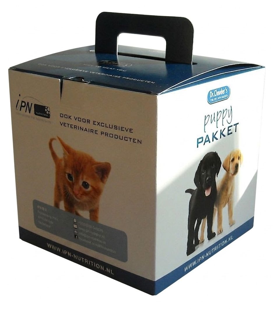 Bedrukte veterinaire verpakking: witte kartonnen kubusdoos met handvat (17x17x17 cm) in full color bedrukt met afbeelding van kat of kitten en hondjes of puppys van Drukkerij Van der Louw. Ideaal als handige draagbox voor diergeneesmiddelen of dierensupplementen.