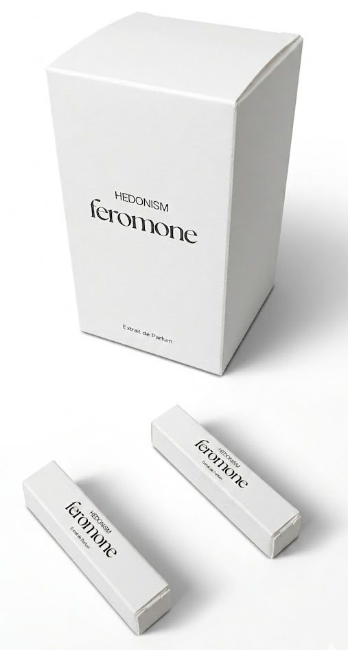 Set van luxe parfumverpakkingen bestaande uit een groot wit staand parfumdoosje en twee kleinere liggende samples van vouwkarton. De verpakkingen zijn minimalistisch uitgevoerd met een strakke zwarte bedrukking voor