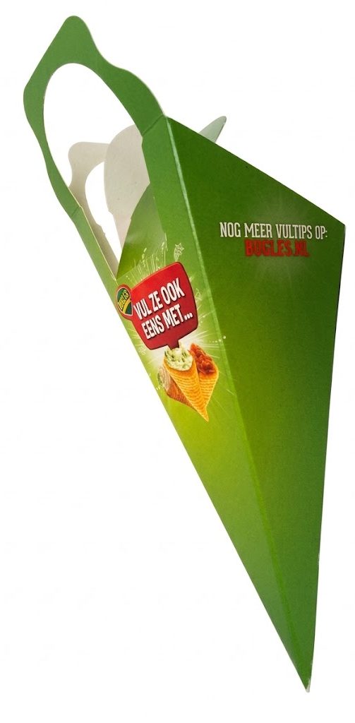 ful color bedrukt kartonnen, taps toelopend puntbakje op maat gemaakt van Bugles, ontworpen als op maat gemaakte snackverpakking waarin twee sausjes gehangen kunnen worden. De afbeelding toont een schuin vooraanzicht van het fysieke, groen bedrukte kartonnen puntbakje, vrijstaand gepresenteerd tegen een witte achtergrond. De bovenzijde is voorzien van een geïntegreerd groen draaghandvat en een functioneel kartonnen binnenwerk met twee ronde uitsparingen die dienen als saushouders. Op de zijkant van het bakje is een opvallende rode tekstwolk zichtbaar met de witte tekst 'VUL ZE OOK EENS MET...' naast het officiële Bugles-logo en een productafbeelding van twee met dip gevulde maïschips. Aan de rechterzijde staat in witte en rode letters de tekst 'NOG MEER VULTIPS OP: BUGLES.NL'. Dit tastbare, op maat geproduceerde taps toelopende puntbakje is een concreet voorbeeld van een innovatieve horeca- en snackverpakking.