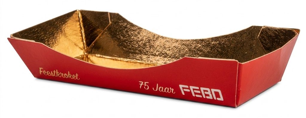 met logo bedrukt kartonnen snackbakje van FEBO ter ere van het 75-jarig jubileum, ontworpen als luxe verpakking voor de feestkroket. De afbeelding toont een scherp, vrijstaand vooraanzicht van het fysieke, langwerpige kartonnen bakje tegen een volledig witte achtergrond. De buitenkant van de snackverpakking is uitgevoerd in de herkenbare rode FEBO-kleur, voorzien van een golvende uitsnede aan de voorzijde. Aan de linkerzijde staat in witte schrijfletters de tekst 'Feestkroket'. Rechts daarvan staat de tekst '75 Jaar FEBO' met het officiële merklogo. De binnenzijde van het bakje is volledig afgewerkt met een glanzende, reflecterende goudkleurige vetwerende laag die het licht opvangt. Dit tastbare, op maat geproduceerde kartonnen horecabakje is een concreet voorbeeld van thematische catering- en snackverpakkingen.