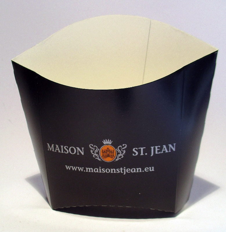 Bedrukte-doosjes.nl kartonnen snackbakje met logo van Maison St. Jean en de website www.maisonstjean.eu op de voorzijde. Het is een stevig, taps toelopend friet- of snackbakje van hoogwaardig zwart karton met een contrasterende helderwitte binnenzijde en een subtiel gebogen onder- en bovenrand. Deze op maat gemaakte kartonnen trays worden zonder tussenpersonen geproduceerd in de eigen drukkerij in Berkel en Rodenrijs. Beschikbaar in diverse standaardmaten ter voorkoming van extra stanskosten, met een flexibele oplage van 50 tot 10.000+ stuks voor snelle logistiek in heel de Benelux.