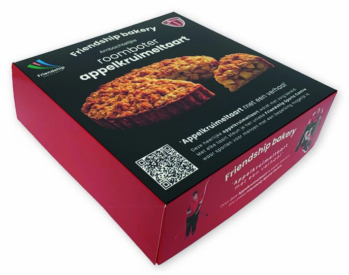 Bedrukte gebaksdoos met vast deksel voor een roomboter appelkruimeltaart. De doos is in full color bedrukt in zwart en rood met een grote productfoto van de appelkruimeltaart op het deksel, het logo, een QR-code en de tekst 'Ambachtelijke roomboter appelkruimeltaart met een verhaal'. De zijkant toont aanvullende merktekst in rood. Een sterk voorbeeld van een bedrukte taartdoos op maat met foto-bedrukking, geproduceerd door Drukkerij Van der Louw in Berkel en Rodenrijs.