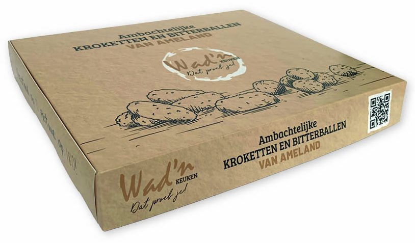 Een bedrukte doos voor diepvries kroketten en bitterballen van het merk Wad'n Keuken, met de tekst 'Ambachtelijke Kroketten en Bitterballen van Ameland' en het logo 'Wad'n Keuken – Dat proef je!'. De platte, brede doos toont een full-color opdruk met een kraft-look en een handgetekende illustratie van kroketten en bitterballen op een houten plank, verwijzend naar het eiland Ameland. Op de zijkant is een QR-code afgedrukt voor extra productinformatie. De doos is gemaakt van GC2 hardsized karton, geschikt voor de diepvries, en beschermt de inhoud terwijl het ontwerp de herkomst van Ameland benadrukt.