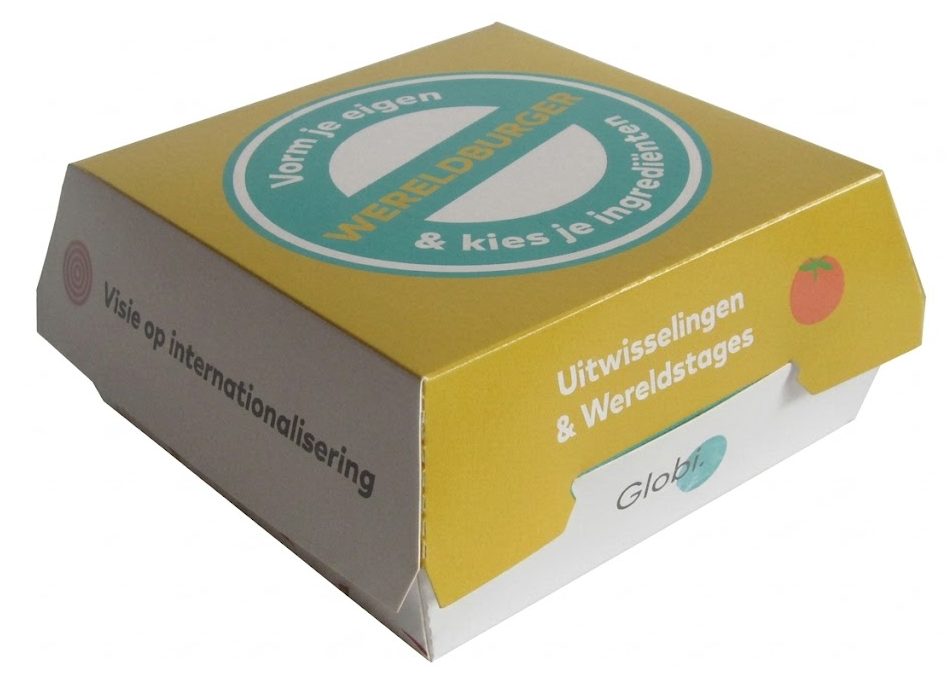 bedrukte kartonnen hamburgerdoos in full color met logo van Globi 'Wereldburger' als op maat gemaakte verpakking. De afbeelding toont een fysieke, gevouwen snackdoos met een goudgele bovenkant en witte zijkanten. Op de bovenzijde bevindt zich een ronde groen-witte bedrukking met de tekst 'Vorm je eigen WERELDBURGER & kies je ingrediënten'. De linker witte zijkant bevat de tekst 'Visie op internationalisering' met een rood spiraallogo. Op de rechter goudgele zijkant staat de tekst 'Uitwisselingen & Wereldstages' met een kleine illustratie van een tomaat. De voorzijde toont de merknaam 'Globi.' op de witte sluitklep. Deze tastbare, op maat geproduceerde kartonnen doos is een concreet voorbeeld van gepersonaliseerde en functionele voedselverpakkingen.