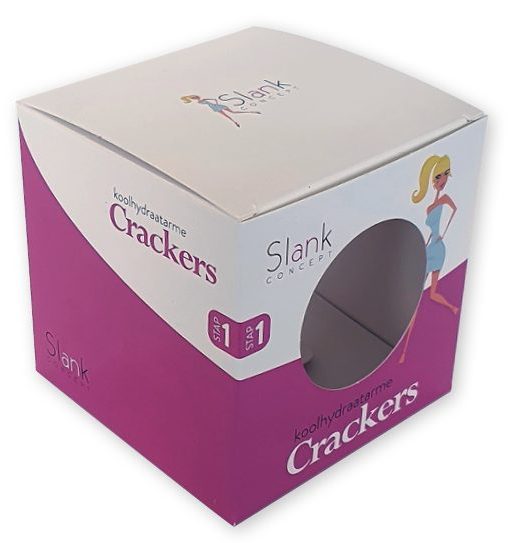 Doosjes met Zweedse bodem met venster als full-colour productverpakking voor Slank Concept koolhydraatarme crackers. Een kubusvormig productdoosje van stevig wit vouwkarton met een opvallende roze bedrukking, een groot rond uitgestanst venster aan de voorzijde en het Slank Concept logo op de bovenklep.