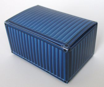Doosje met Zweedse bodem bedrukken met een opvallend container-ontwerp voor logistieke bedrijven en promotionele acties. Een blauw kartonnen doosje met insteekklep, ontworpen als miniatuur zeecontainer voor een creatieve en thematische productpresentatie. Deze creatieve, liggende productverpakking van stevig vouwkarton is voorzien van een haarscherpe full-colour opdruk die het uiterlijk van een gegolfde metalen scheepscontainer nabootst, inclusief getekende hoekstukken en sluitbalken.