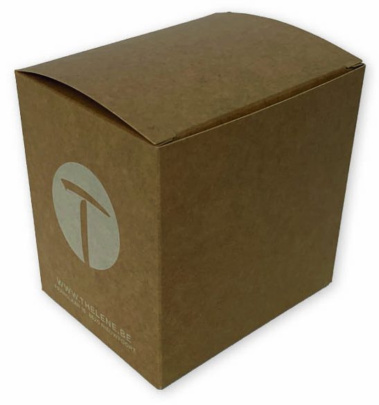Doosjes met Zweedse bodem van natuurlijk bruin kraft karton bedrukt met dekkend witte inkt voor Thelene. Dit compacte, staande productdoosje heeft een minimalistische uitstraling met een rond wit logo met een T-symbool en de website-URL op de zijkant geprint.