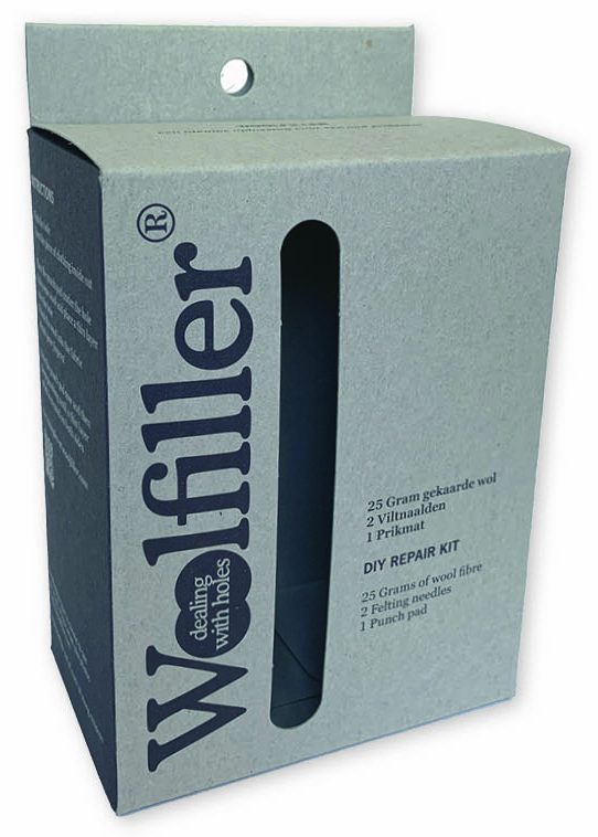 Doosjes met Zweedse bodem met ophangoog van gerecycled grijskarton voor Woolfiller DIY Repair Kit. Dit hangende productdoosje is minimalistisch zwart bedrukt met de merknaam en productinformatie, en is voorzien van een smalle, verticale capsule-vormige uitsparing aan de voorzijde.