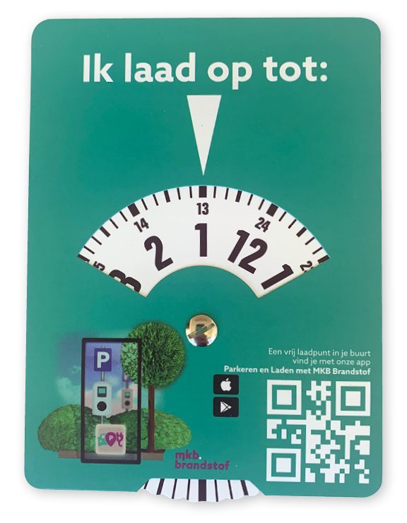 Een rechthoekige, zeegroene kartonnen parkeerschijf en oplaadschijf van MKB Brandstof. Bovenaan staat de witte tekst 'Ik laad op tot:', met een pijl die naar een roterende tijdplaat wijst. De tijdplaat toont zwarte cijfers die de uren vertegenwoordigen. Onderaan de schijf staan verschillende branding- en functionele elementen: het MKB Brandstof-logo, app-store-pictogrammen, een grote QR-code en een illustratie van een laadpaal met een parkeer-app-pictogram. De tekst aan de rechterkant luidt: 'Een vrij laadpunt in je buurt vind je met onze app' en 'Parkeren en Laden met MKB Brandstof'. Het is ontworpen om de laadtijd van elektrische voertuigen aan te geven en is gemaakt van duurzaam karton met een zichtbare roterende knop