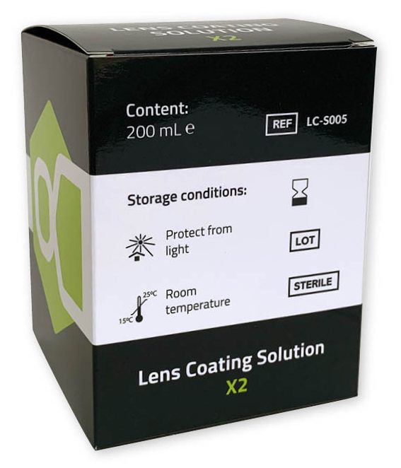 Doosjes met Zweedse bodem als full-colour productverpakking voor Lens Coating Solution X2. Dit staande productdoosje van stevig vouwkarton heeft een modern, klinisch ontwerp in zwart en wit met groene accenten, voorzien van duidelijke iconen voor bewaarcondities zoals temperatuur en steriel.