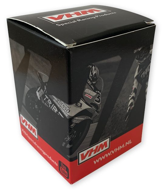 Doosje met Zweedse bodem bedrukken voor hoogwaardige motoronderdelen en racing-accessoires. Vierkante, staande kartonnen productverpakking in full-colour voor VHM met een professioneel en opvallend B2B-schapontwerp en geïntegreerde social media iconen.