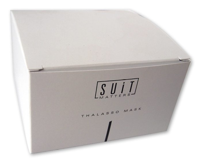 Doosjes met Zweedse bodem als luxe cosmetica verpakking voor Suit Matters Thalasso Mask. Een mat wit, vierkant productdoosje van stevig vouwkarton met een minimalistische zwarte bedrukking van het logo en een strakke designlijn.