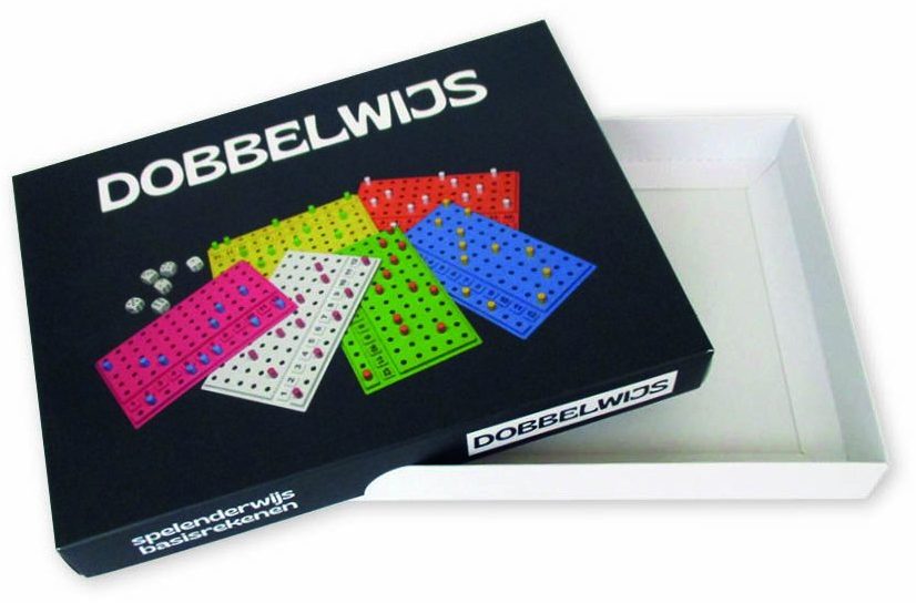 Zwarte bedrukte speldoos met los deksel voor het dobbelspel Dobbelwijs, met kleurrijke illustraties van spelborden en dobbelstenen op het deksel en de tekst