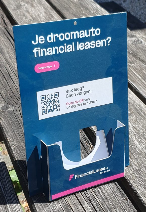 Bedrukt kartonnen draaifolderbakje in full color voor met QR-code en 'Neem mee'-call-to-action, geproduceerd door Drukkerij Van der Louw in Berkel en Rodenrijs