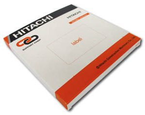 Plat wit kartonnen onderdelendoosje met oranje en zwarte bedrukking van logo, voorzien van een oranje gestippeld kader op de bovenzijde voor het plakken van een etiket.