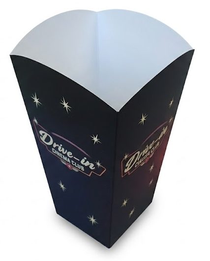 in full color bedrukt popcornbakje met logo van drive-in cinema club